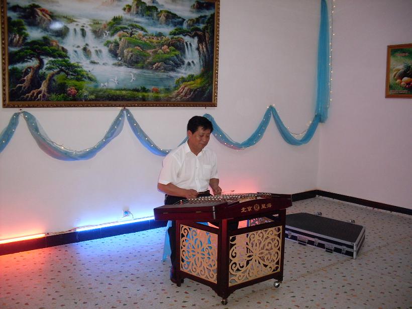 雪峰弹奏扬琴.jpg